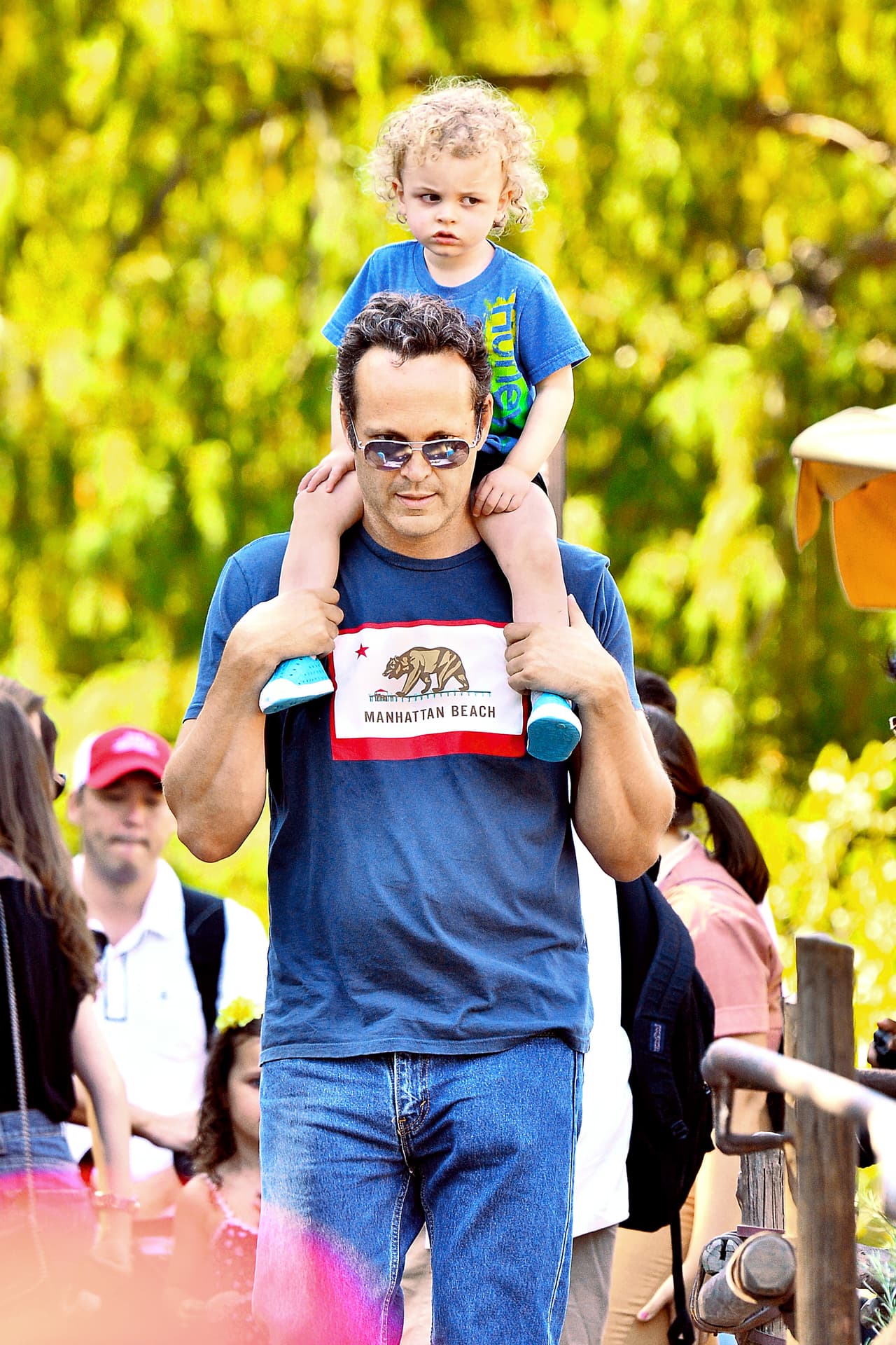 Después lo cargó sobre sus hombros.