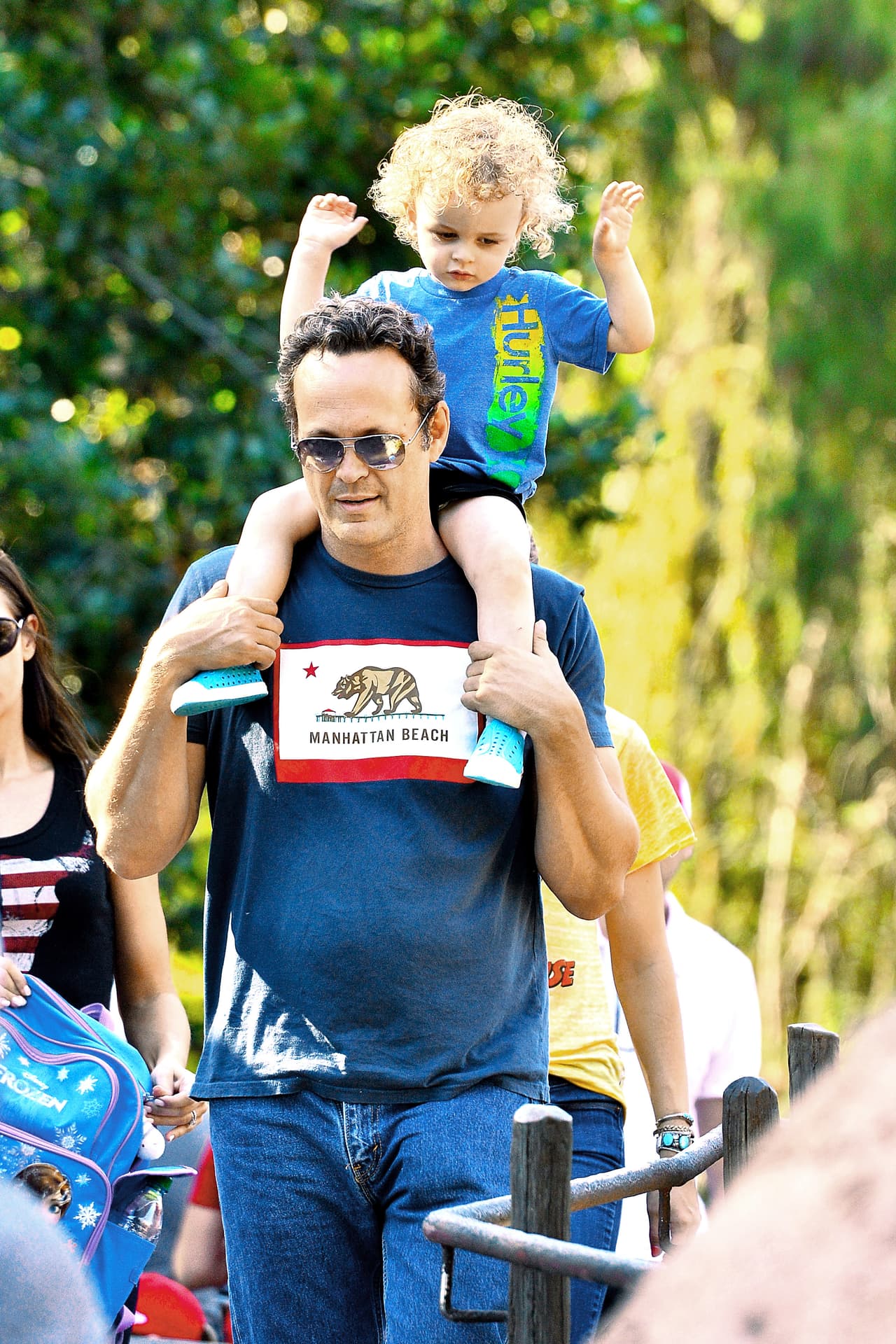 El actor de 'True Detective' llevó a sus pequeñines a pasar un genial día en el parque de diversiones.