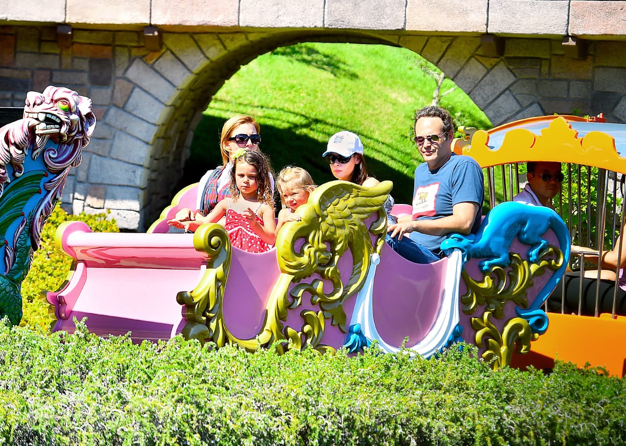 Aquí vemos a la chica, rubia de lentes negros, atrás de los pequeños.