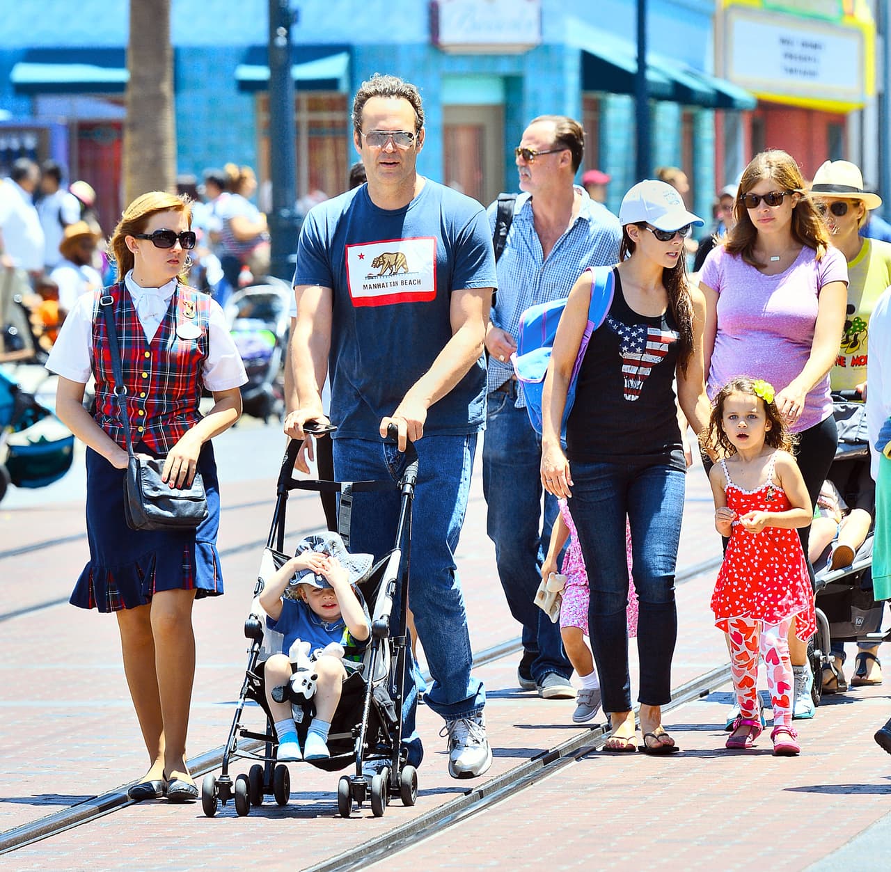 El actor de 'True Detective' llevó a sus pequeñines a pasar un genial día en el parque de diversiones.