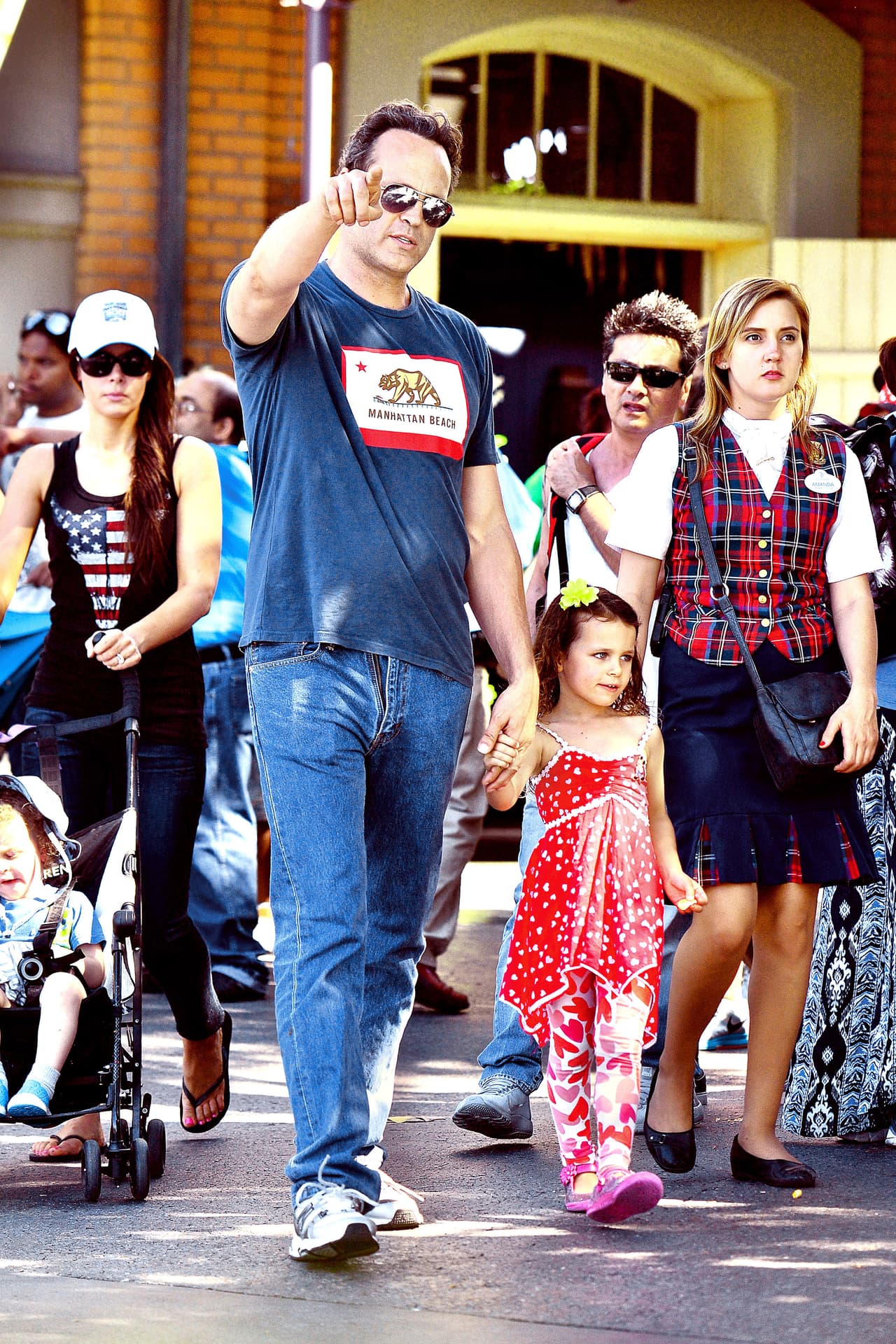 Vince fue con su esposa Kyla Weber.