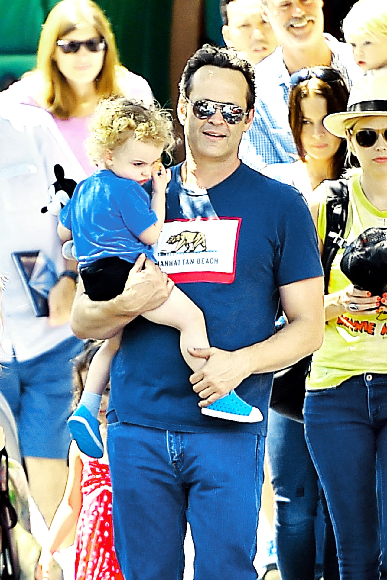 El actor cargó a su pequeño.