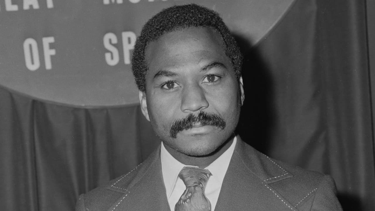 José ‘Mantequilla’ Nápoles (1940-2019). Nació en Cuba, pero la mayoría de su carrera como púgil la forjó en México. Campeón Mundial de peso wélter del CMB y la AMB entre 1969 y 1975. Perdió su último combate en 1975 a los 35 años ante el británico John H. Stracey, quien en ese entonces tenía 25 años. El escenario del combate fue la Plaza de toros Monumental de México, lugar que quedó en silencio al sexto round, cuando el inglés sometió y llevó contra las cuerdas al ‘Mantequilla’, logrando el KO. Las apuestas y los malos manejos de dinero llevaron a Nápoles a muchas dificultades en los últimos días de su vida. “A veces nos falta hasta para la leche de él”, expresó Bertha, pareja que convivió con el boxeador.