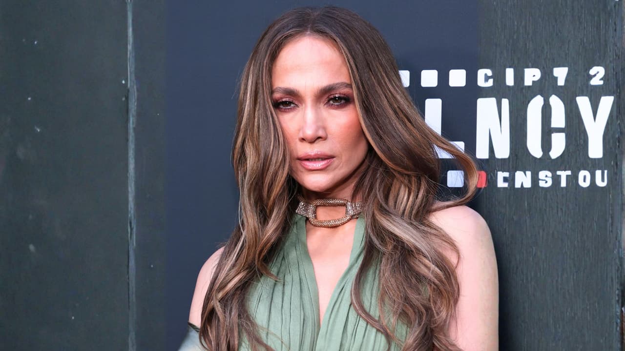Jennifer López impacta con vestido sacado de los archivos de Versace