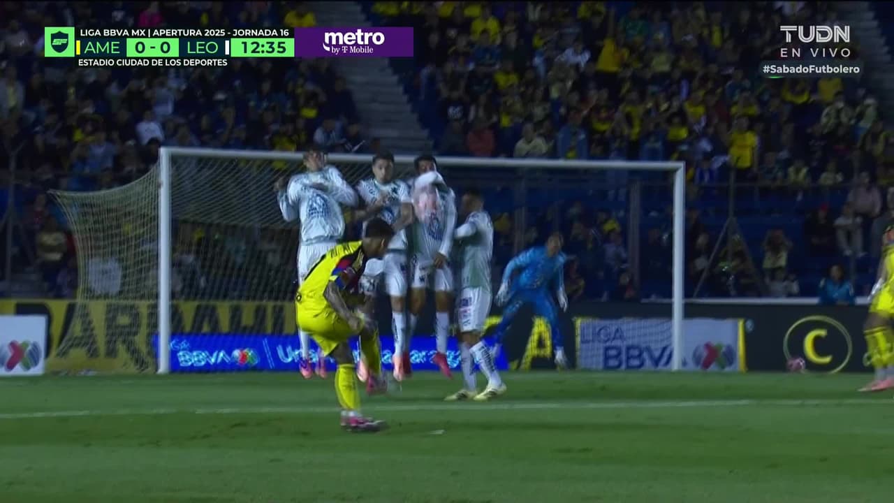 ¡El poste le dijo que no! Brian prende el balón y pega en el travesaño