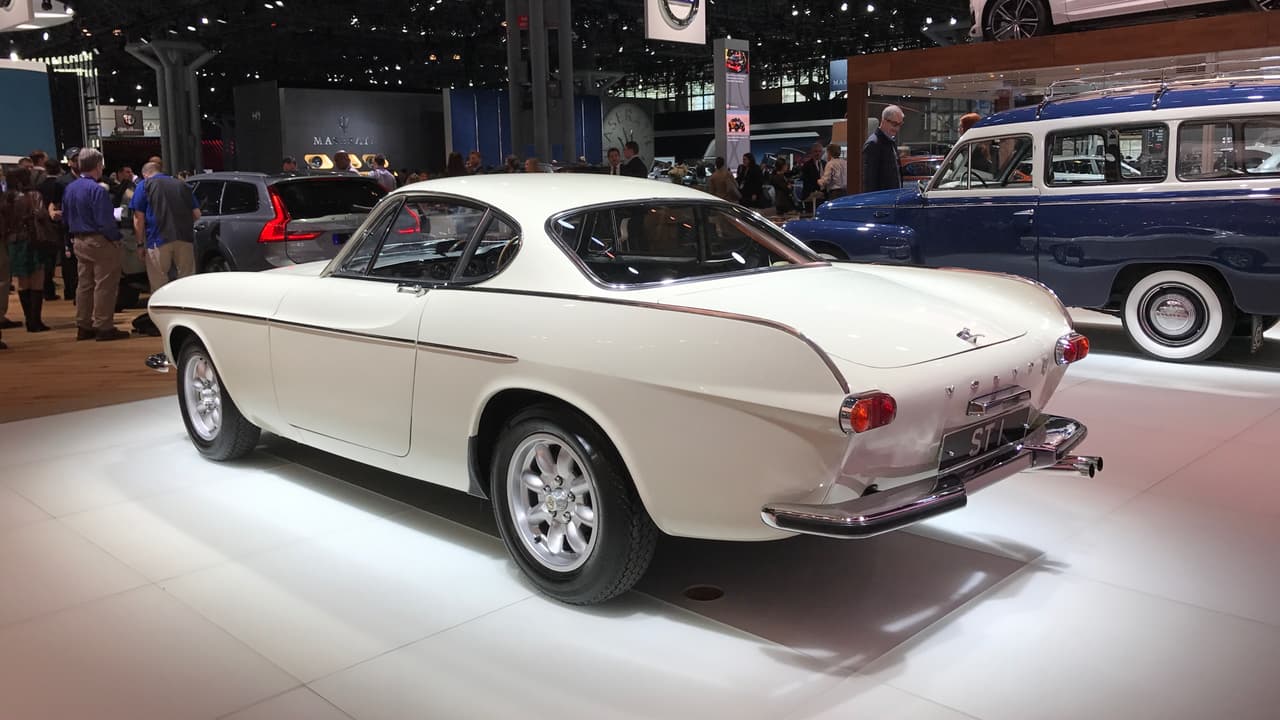 El 
<b>Volvo P1800 </b>de Simon Templar en la serie y de Roger Moore en la vida real, es hoy parte de la colección histórica de Volvo. El auto fue mostrado en el 
<b>Auto Show de Nueva York 2017 </b>entre otros modelos históricos de la marca para conmemorar los 90 años de Volvo.