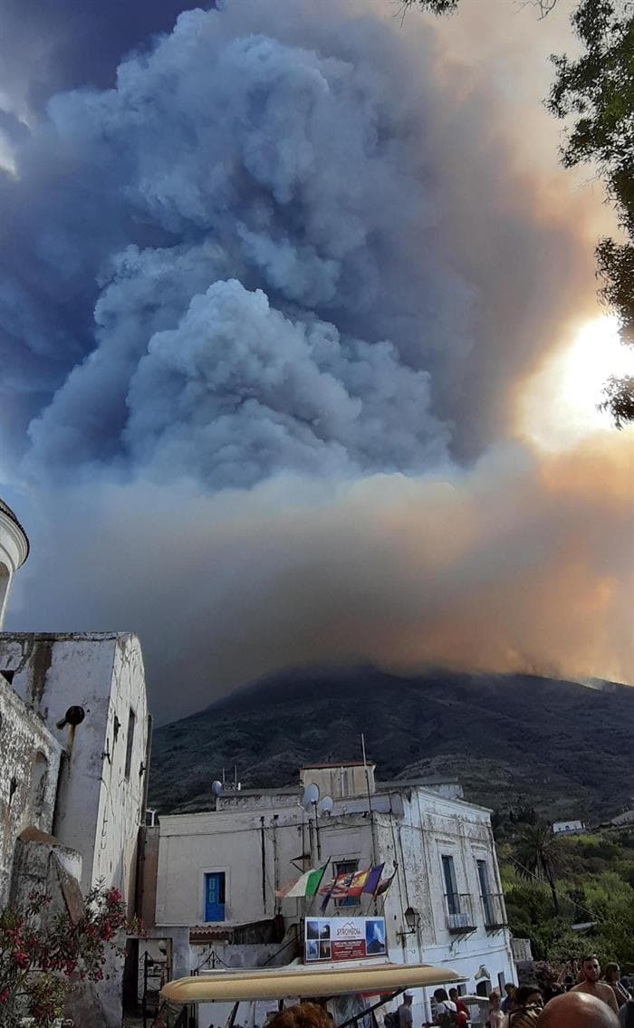La erupción ha provocado una enorme columna de denso humo blanco visible desde los alrededores de la isla. Cerca de 70 turistas han abandonado la zona de Ginostra, la única habitada de la isla, y se han desplazado dos barcos, uno militar y otro privado, en caso de que se necesite una evacuación.
