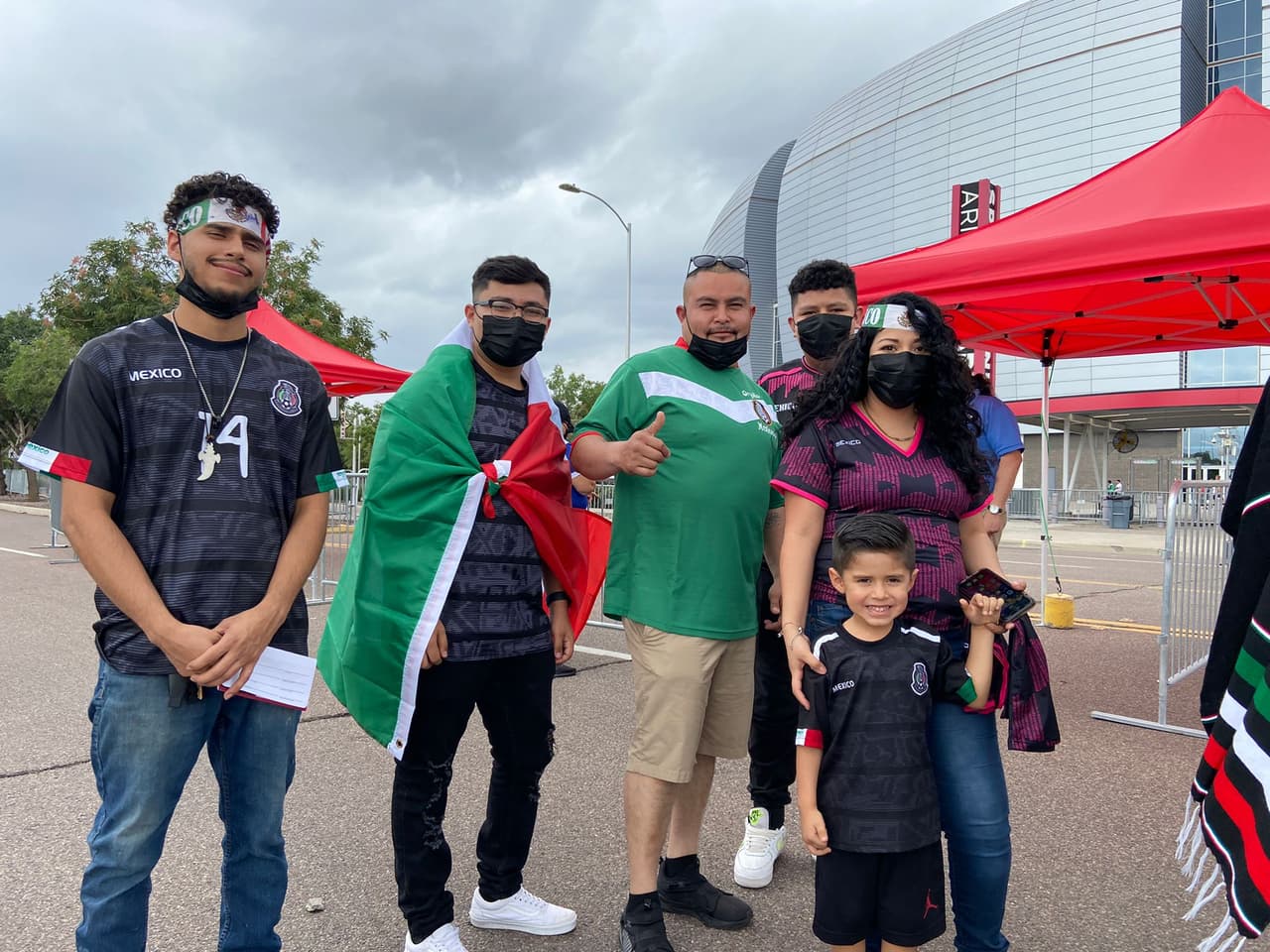 Aficionados del equipo mexicano esperan con ansias el pase del equipo. 
<br>