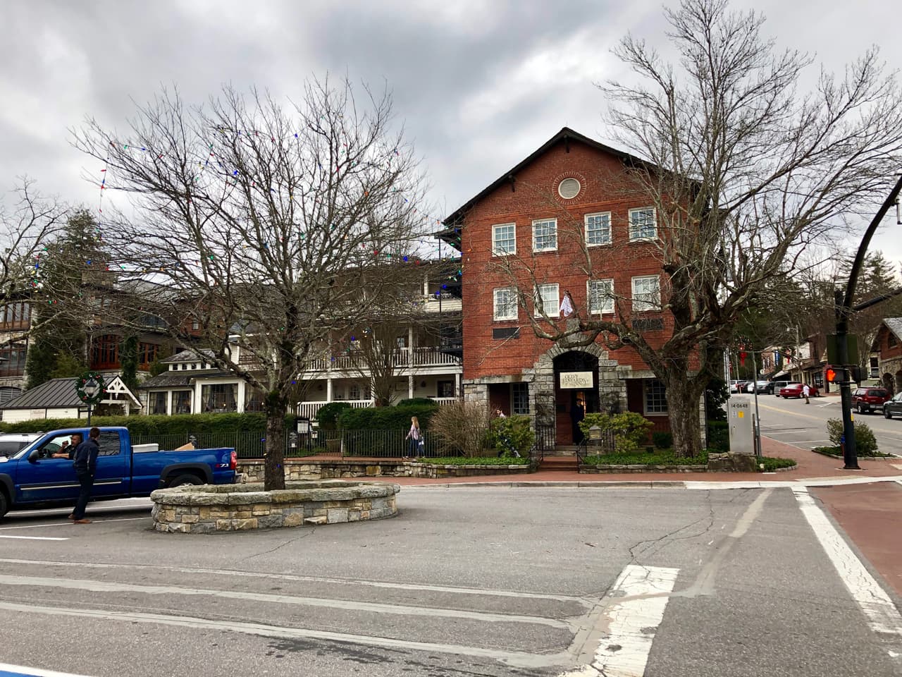 <b>Highlands, Carolina del Norte</b>
<br>
<br>Población: 1,164 habitantes.
<br>
<br>Highlands es una pintoresca ciudad a dos horas al norte de Atlanta, en una meseta de más de 4,000 pies de altura. Está rodeado por el Bosque Nacional Nantahala y tiene la cascada más alta al este de las montañas Rocosas.
<br>