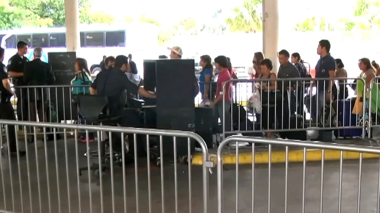 ¿A quiénes impacta el fallo de la Corte Suprema que permite a agentes fronterizos rechazar a residentes permanentes?