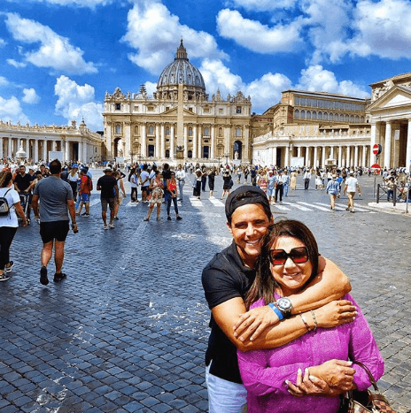 "Yo siempre pensaba en silencio cuando sea grande voy a trabajar muy duro y algún día te voy a llevar mami. Hoy cumplí tu sueño y no hay regalo más grande que me puedas dar que verte sonreír", escribió en sus redes sociales.