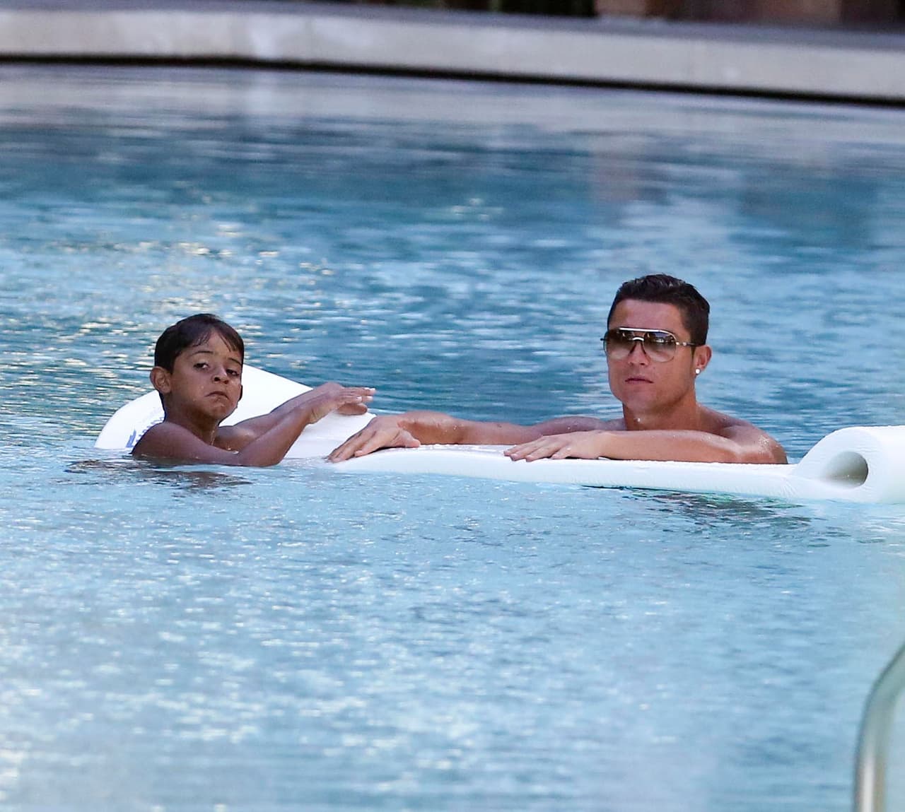 Las cámaras captaron a este par de galanazos en la piscina.