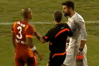 El portero del Fenerbahçe se burló de Felipe Melo tras fallar un penalti