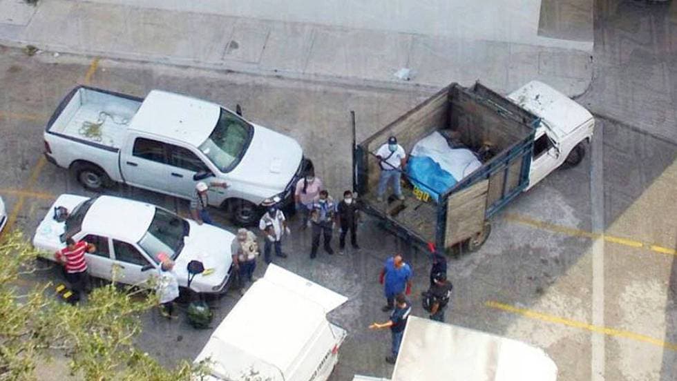 Imagen aérea de la camioneta (d) donde fueron encontrados los cadáveres.