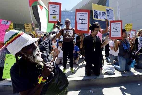 Angelinos alzaron su voz por los recientes casos de muerte, resultados del exceso de fuerza policial durante detenciones. En lo que va de agosto, por lo menos cuatro arrestos terminaron en muerte o con secuelas permanentes para los sospechosos han sido reseñadas en Los Ángeles. Detalles de los casos aquí: aquí