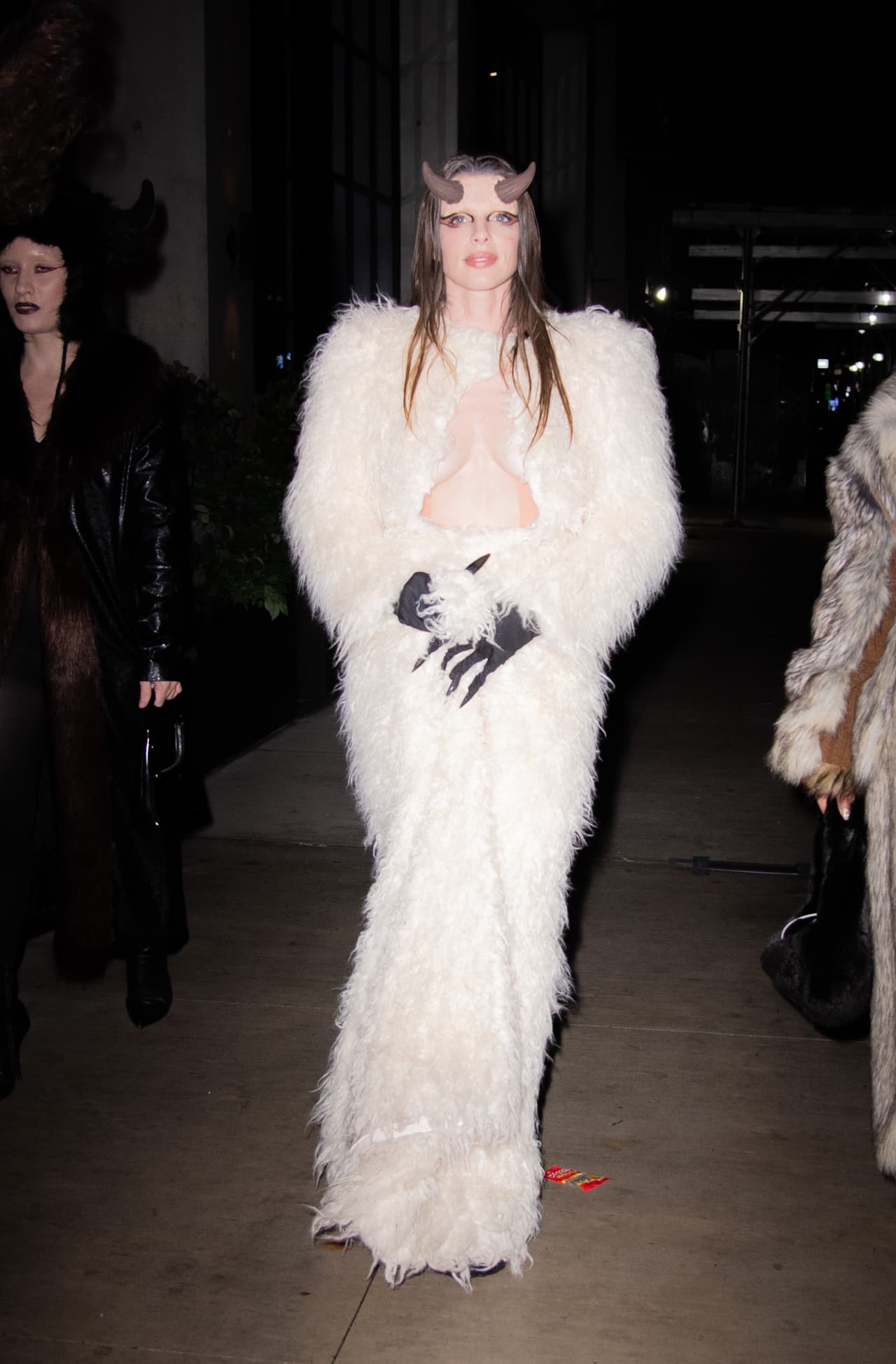 Julia Fox acudió en un emplumado traje blanco que complementó con cuernos en la frente, el disfraz de la actriz daba aspecto de un ángel caído.