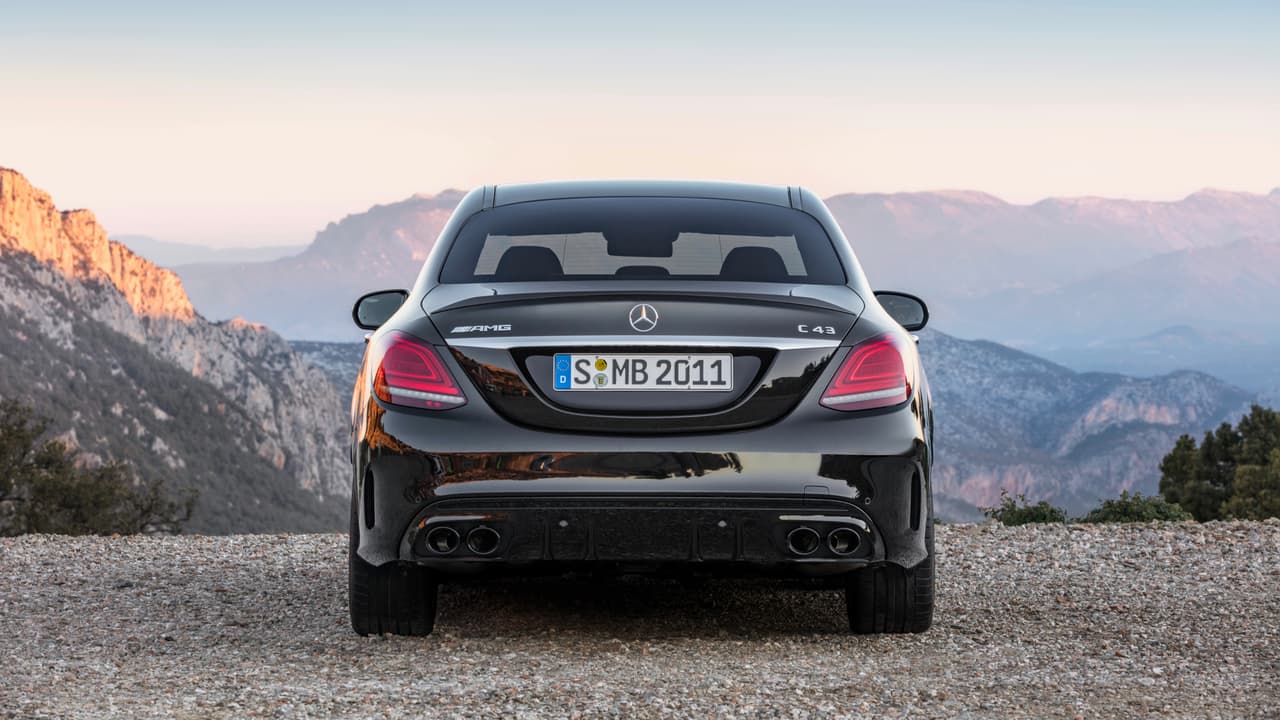En la parte trasera del Mercedes-AMG C43 2-19 el status quo permanece casi intacto. El cambio más aparente son las nueva terminaciones redondas del tubo de escape que le confieren al auto un carácter aún más deportivo y agresivo. EL discreto spoiler tipo 'labio' regresa inalterado.