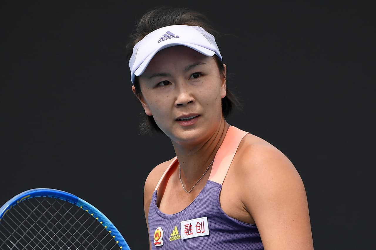 La tenista china Peng Shuai, que había estado desaparecida tras denuncias abuso sexual, habla por video con el COI