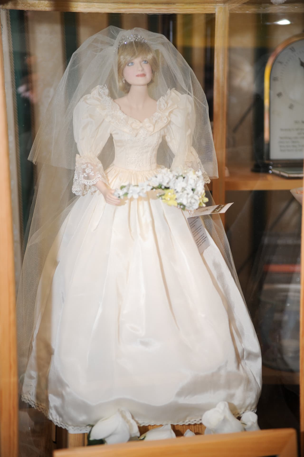 SIn duda, el vestido de bodas de Diana seguirá dando de qué hablar, pues aún quedan secretos para develar de esta mítica pieza, la cual ha llegado a ser representada hasta en miniatura.