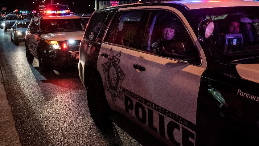 Un oficial de policía mira por la ventana del automóvil mientras la gente marcha, el 1 de junio de 2020, en el centro de Las Vegas en protesta por la muerte de George Floyd.