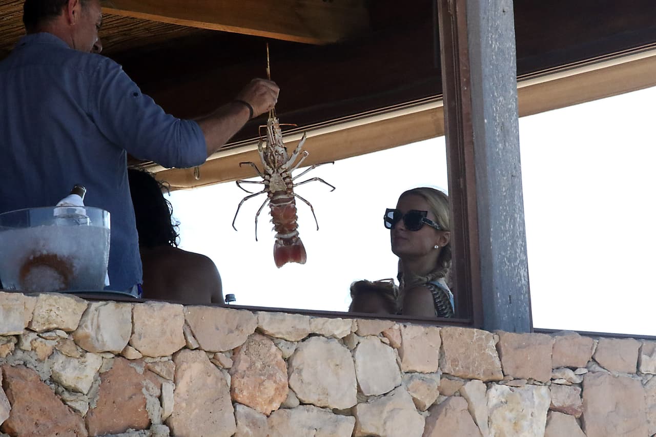 Llegó la hora de la comida. ¿Qué tal estuvo la langosta, Paris?