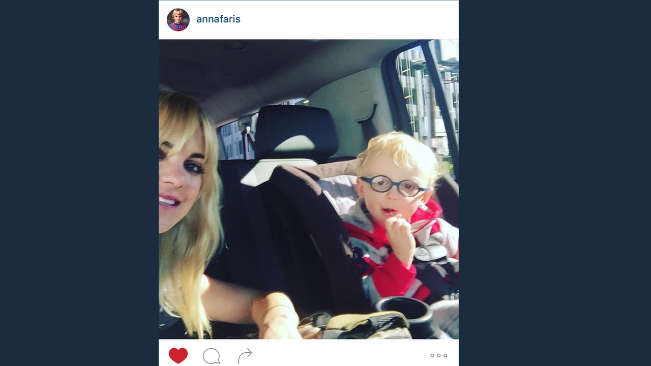 Anna Faris junto a su hijo Jack.