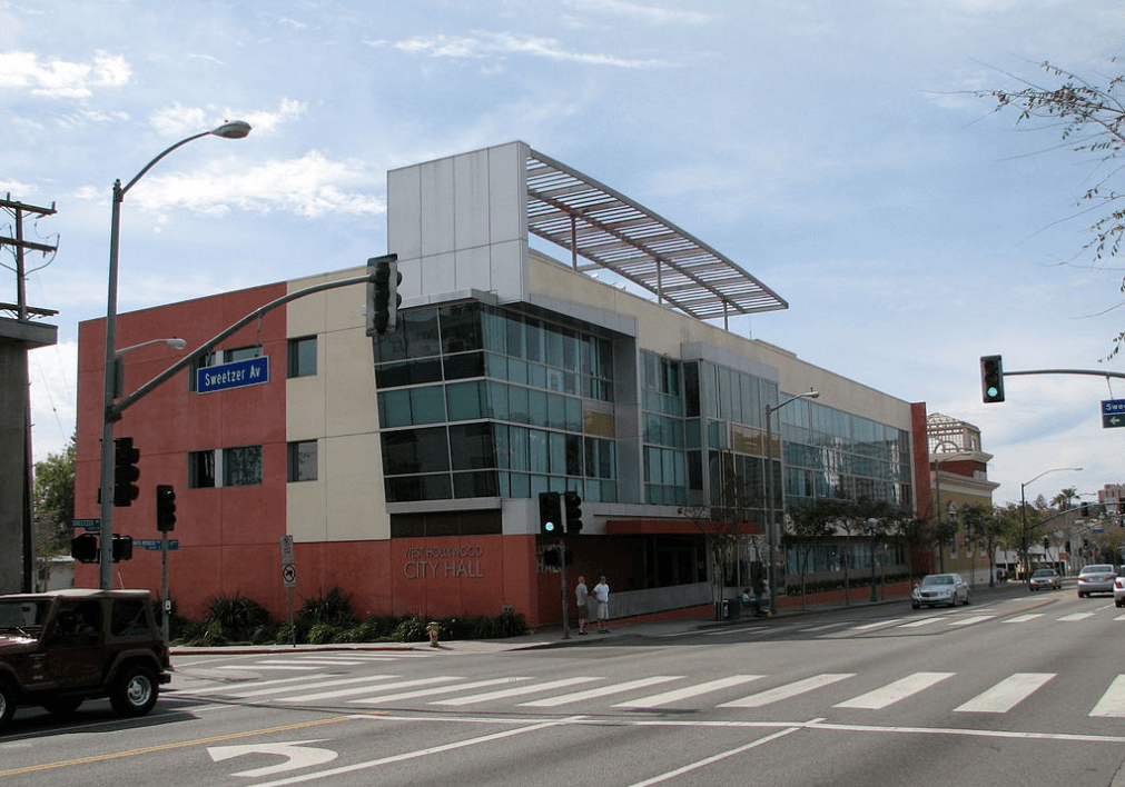 La ciudad de 
<b>West Hollywood</b>, adoptó la protección de control de renta desde 1980 y contra desalojos injustificados desde 1985.