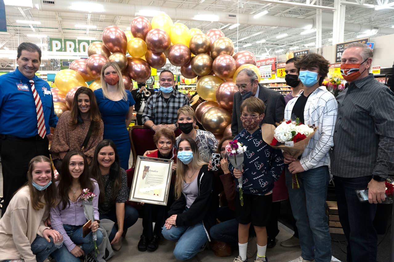 A principios de 2020, Ophie fue incluida en el programa "80 Over Eighty" de Family Eldercare, que celebra a los residentes del centro de Texas que tienen más de 80 años y cuyas acciones, servicio y sabiduría inspiran a la comunidad.