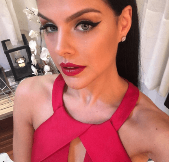 En esta serie dio vida a la villana 
<b><a href="http://www.univision.com/series/la-tierra-prometida/paloma-bernardi-es-samara-en-la-tierra-prometida">Samara</a></b>, hermana de 
<b><a href="http://www.univision.com/series/la-tierra-prometida/thais-melchior-es-aruna-en-la-tierra-prometida">Aruna</a></b>. Paloma Bernardi hará un triángulo amoroso entre los personajes de 
<b><a href="http://www.univision.com/series/la-tierra-prometida/thais-melchior-es-aruna-en-la-tierra-prometida">Thaís Melchior</a></b> y 
<b><a href="http://www.univision.com/series/la-tierra-prometida/sydnei-sampaio-es-josue-en-la-tierra-prometida">Sydnei Sampaio</a></b>.