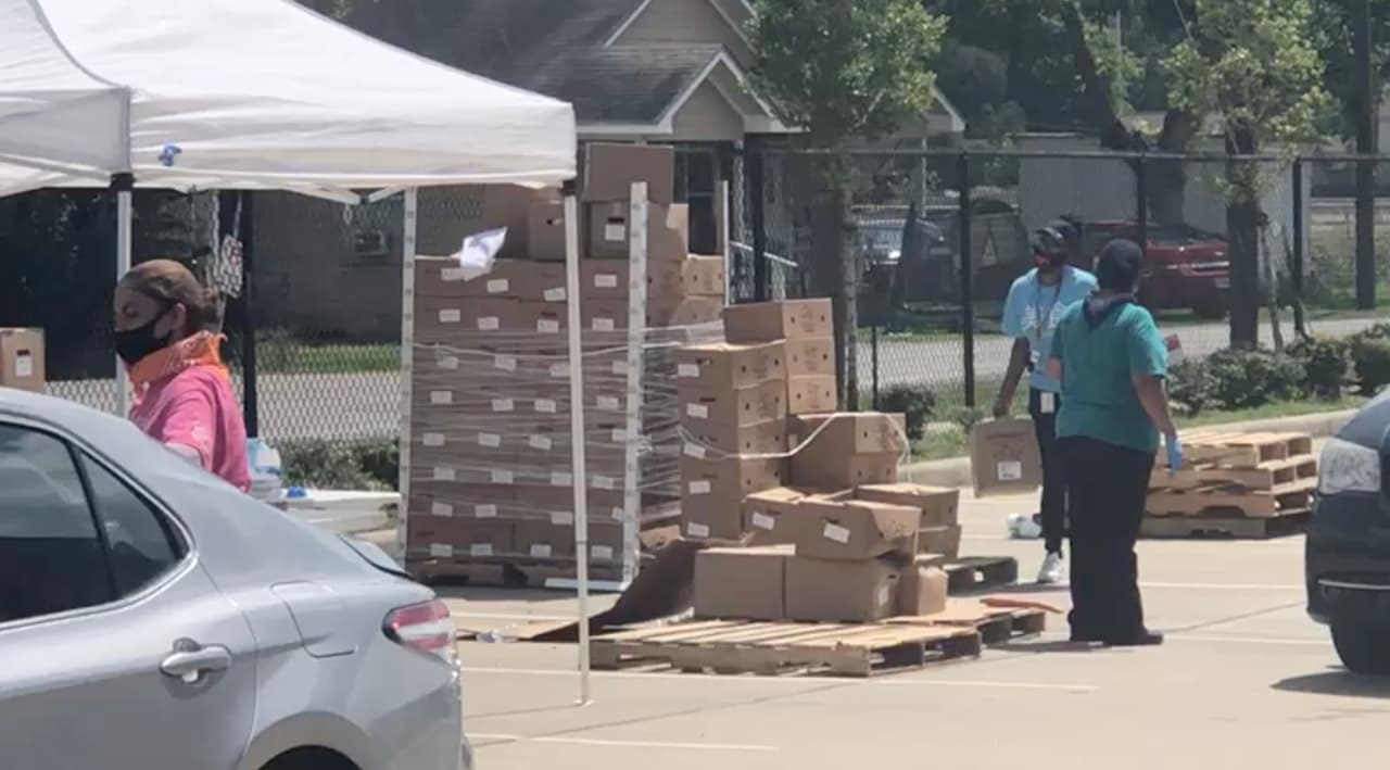 <b>Chavez High School</b> en el 8501 Howard Dr. En algunos de los puntos de distribución las familias recibirán alimentos para varios días.
<br> 
<br>