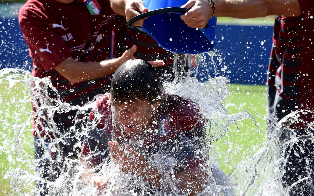 En la selección de Italia, Conte también formó un buen vestidor incluso aceptando el 'Ice Bucket Challenge'.