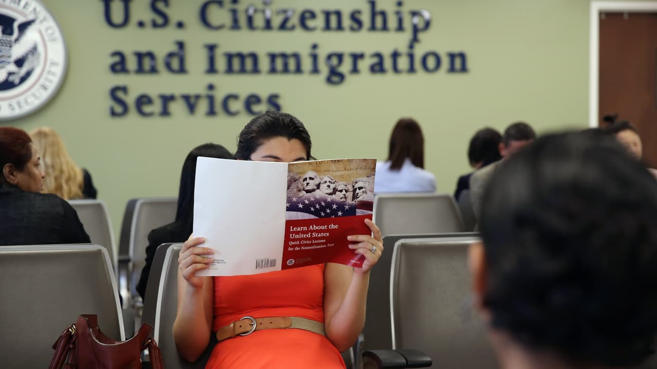 Nuevos cambios al examen de ciudadanía se aplican en Florida: más preguntas y mayor dificultad