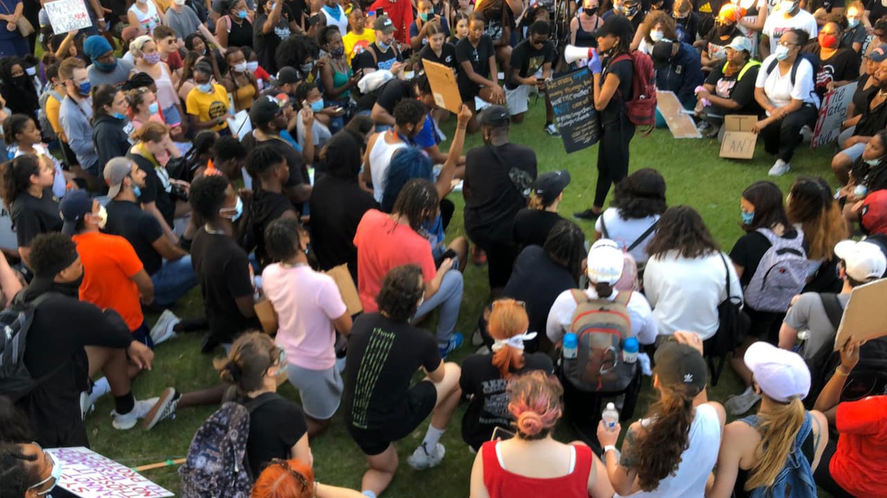 Muchos de los jóvenes tuvieron la oportunidad de expresarse durante la manifestación.