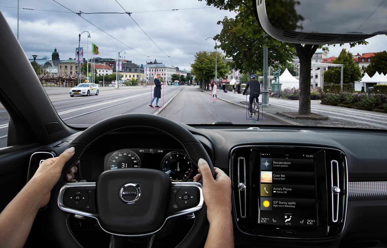 El tablero de instrumentos y controles es una versión de 6/8s del tablero de la XC90 con la pantalla de telemáticas y controles vertical, y escasos controles físicos. En la imagen se puede observar una representación del sistema de reconocimiento y protección de peatones que activa el sistema de frenado autónomo.