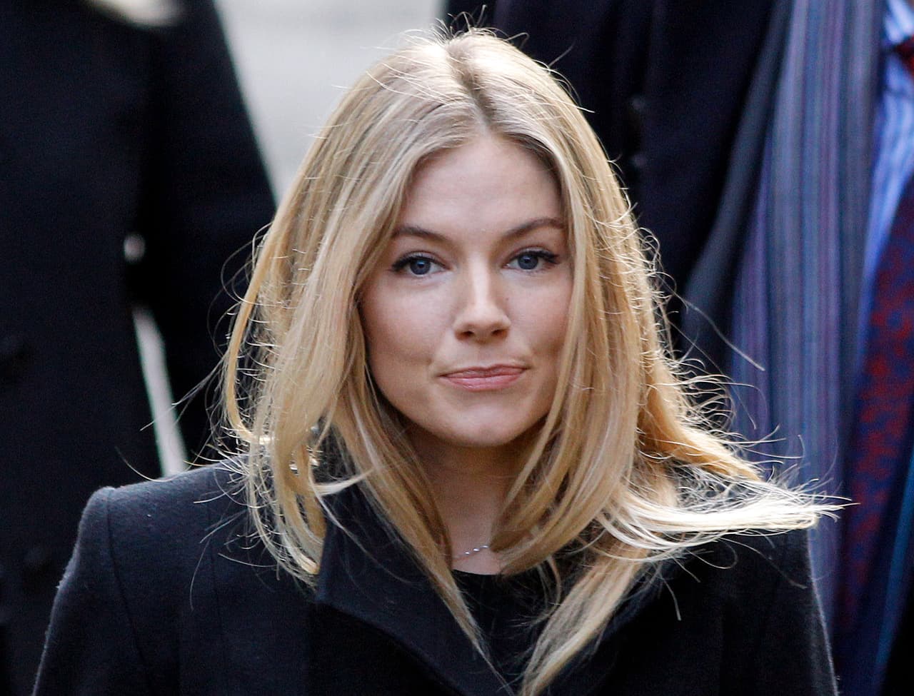 La relación se estropeó cuando a princicpios de 2005 se hizo público el romance entre Law y Daisy Wright, niñera de los hijos que tuvo con su exesposa.