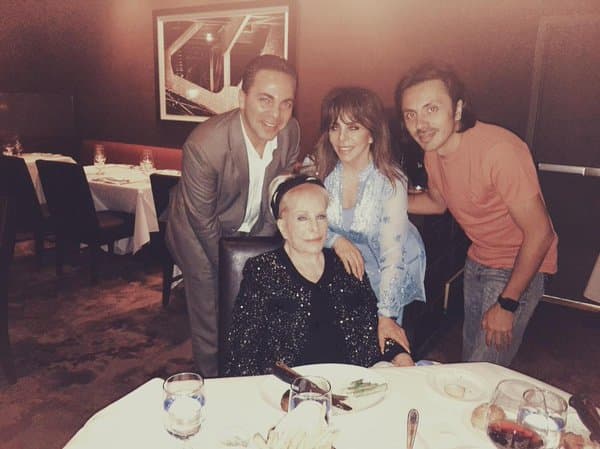 Por las recomendaciones sanitarias impuestas por el coronavirus, la protagonista de 'Rosa Salvaje', de 68 años, no pudo estar cerca de los restos de su madre.