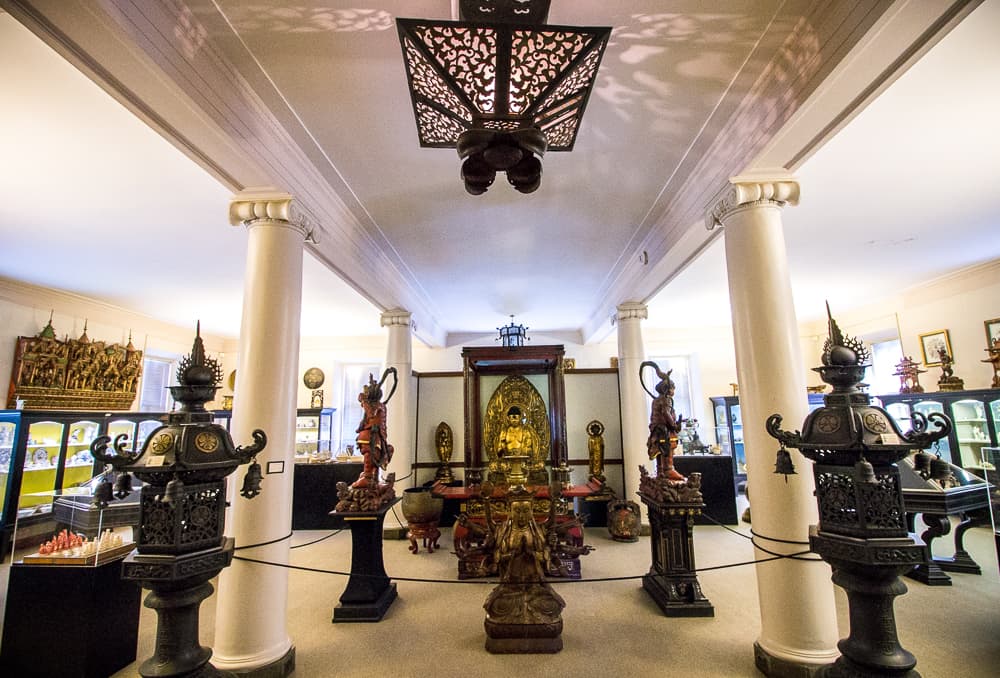 <b><a href="https://www.facebook.com/ryerssmuseumlibrary/" target="_blank">Ryerss Museum</a></b>: Esta joya del noreste de Filadelfia fue el hogar de la adinerada familia Ryerss. El museo conserva su enorme colección de artefactos y arte internacionales, con una biblioteca contigua que encantará a los ratones de biblioteca. El aparcamiento también es gratuito.