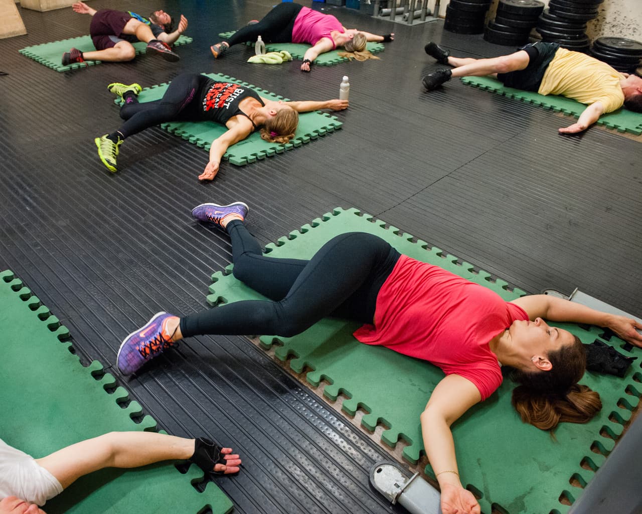 La recomendación es estar activo diariamente y hacer al menos 150 minutos de actividad física moderada o al menos 75 minutos de actividad física vigorosa a la semana. 
<b>"Para la prevención del cáncer, cuando más ejercicio hagas, mayor será el beneficio"</b>, escribe Susannah Brown
<i>, </i>investigadora del
<i> </i>World Cancer Research Fund International
<i>. </i>"
<b>El ejercicio no es solo ir al gimnasio</b>. La actividad moderada pueden ser tareas del hogar, por ejemplo", apunta Brown.