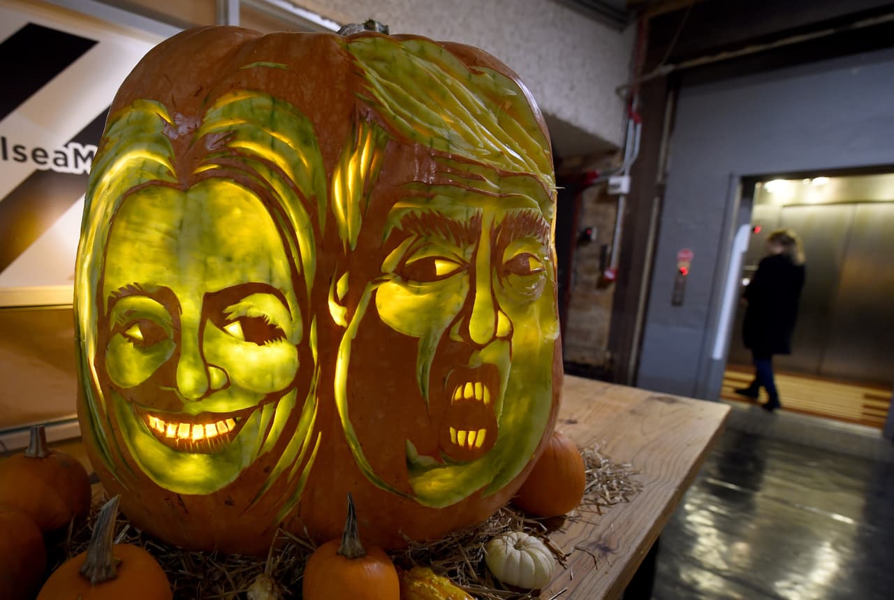 En el Chelsea Market, en la novena calle en Manhattan, una calabazota tallada por el experto Hugh McMahon muestra a la demócrata Hillary Clinton y al republicano Donald Trump como nunca serán vistos en persona en estos días.