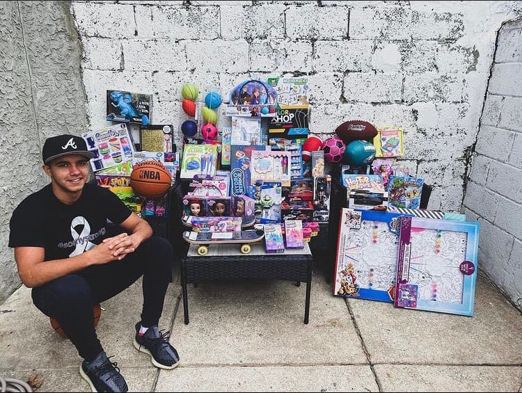 Ángel utilizó el dinero que le entregó la mamá de Sonny para comprar más juguetes que serán enviados a la República Dominicana, donde su abuela, que es pastora, apoya un ministerio. 
<br>