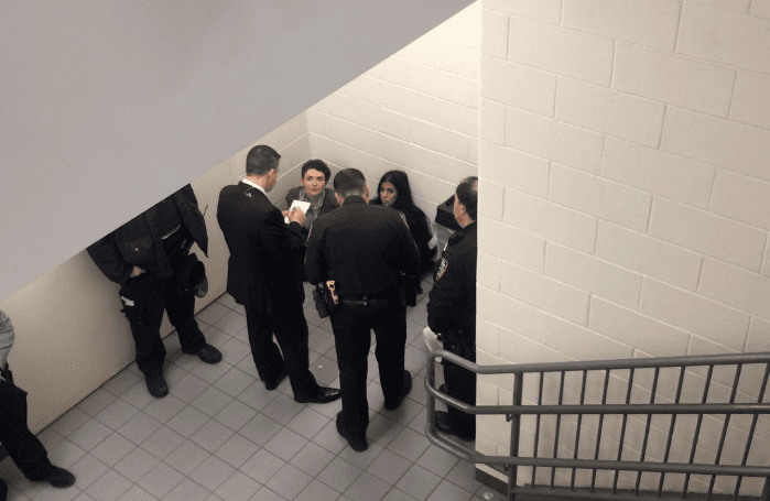 Las mujeres fueron interrogadas antes de ser arrestadas.