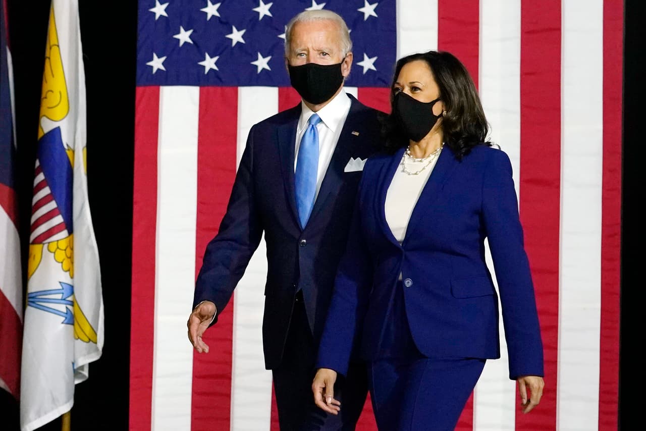 Las pocas veces que Biden ha salido de casa se ha visto utilizando una mascarilla para protegerse de la enfermedad, una costumbre que el presidente 
<a href="https://www.univision.com/temas/donald-trump">Donald Trump</a> evitó promover al principio de la crisis. El 12 de agosto realizó la presentación oficial de su selección como compañera de fórmula: la senadora Kamala Harris, ex fiscal general de California e hija de inmigrantes. 
<a href="https://www.univision.com/noticias/elecciones-en-eeuu-2020/hija-de-inmigrantes-fiscal-general-estatal-senadora-y-candidata-a-la-vicepresidencia-la-vida-en-fotos-de-kamala-harris-fotos"><u>Vea aquí la vida en fotos de la candidata demócrata a vicepresidente</u></a>
<br>