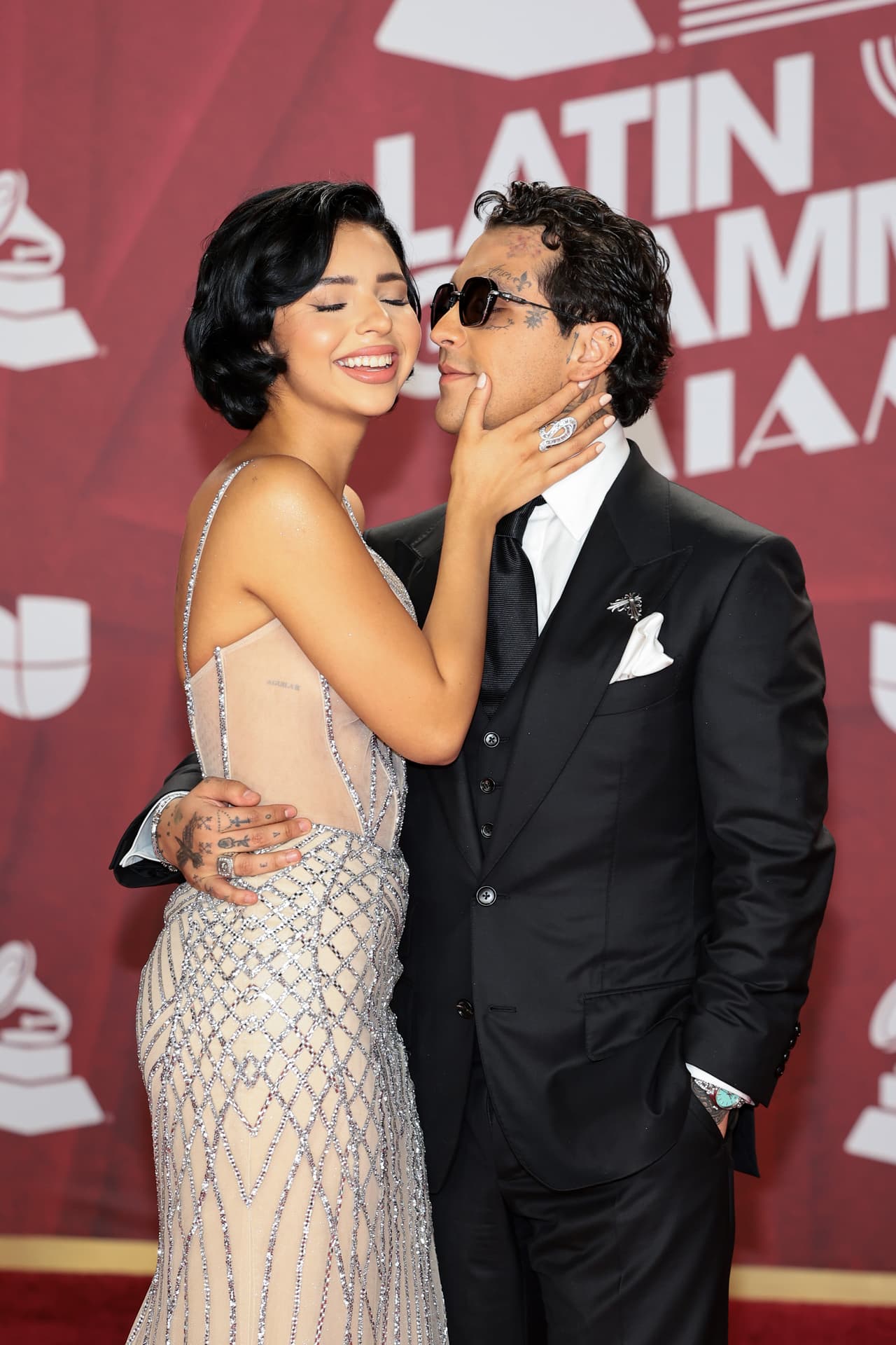<b>Ángela Aguilar y Christian Nodal</b>
<br>
<br>Los cantantes de ‘Dime Cómo Quieres’ debutaron como esposos en la alfombra roja de los Latin GRAMMY 2024.