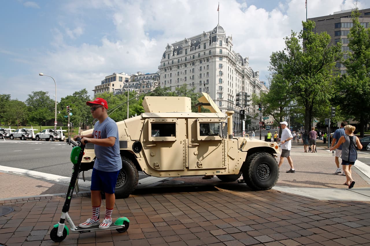 En la fotografía se ve un vehículo de la Guardia Nacional estacionado en un
<b>perímetro de seguridad cerca del National Mall en Washington</b>.
<br>