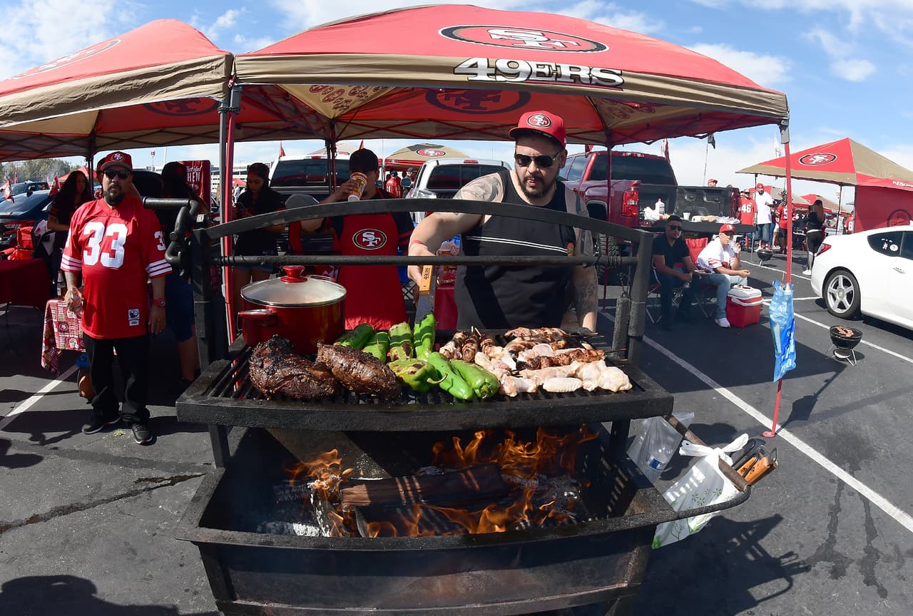 Desenchufe los electrodomésticos cuando no estén en uso. Los hornos tostadores, las batidoras, las cafeteras, etc., siguen consumiendo electricidad incluso cuando no están encendidos. Por lo tanto, si el cableado es viejo o defectuoso, o si el termostato se sobrecalienta, podría producirse un incendio.
<br>