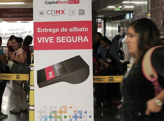 Comienza el reparto de silbatos antiacoso en el transporte público de Ciudad de México
