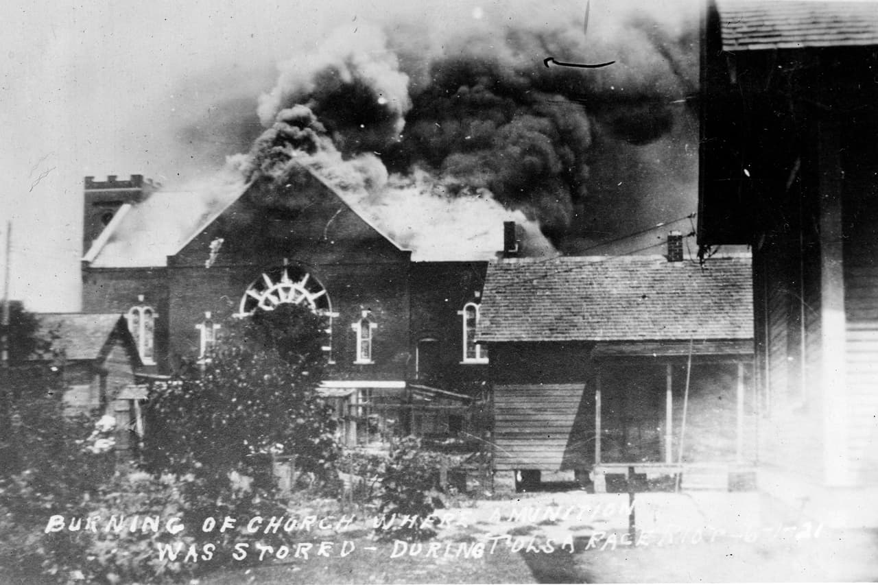 <b>Miles de hogares en fuego.</b>
<br>
<br>Esta imagen muestra uno de los incendios al principio de los sucesos. Luego quedarían totalmente destruidas más de 1,200 casas. 
<br>