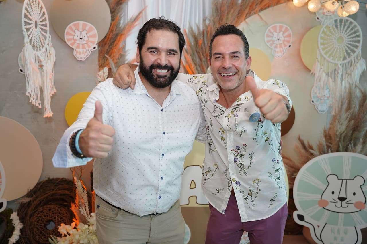 La gente más cercana al carismático Carlos Calderón lo felicitó y le cuestionó el futuro nombre del bebé, pero el ni el presentador, ni su pareja dieron detalles al respecto.