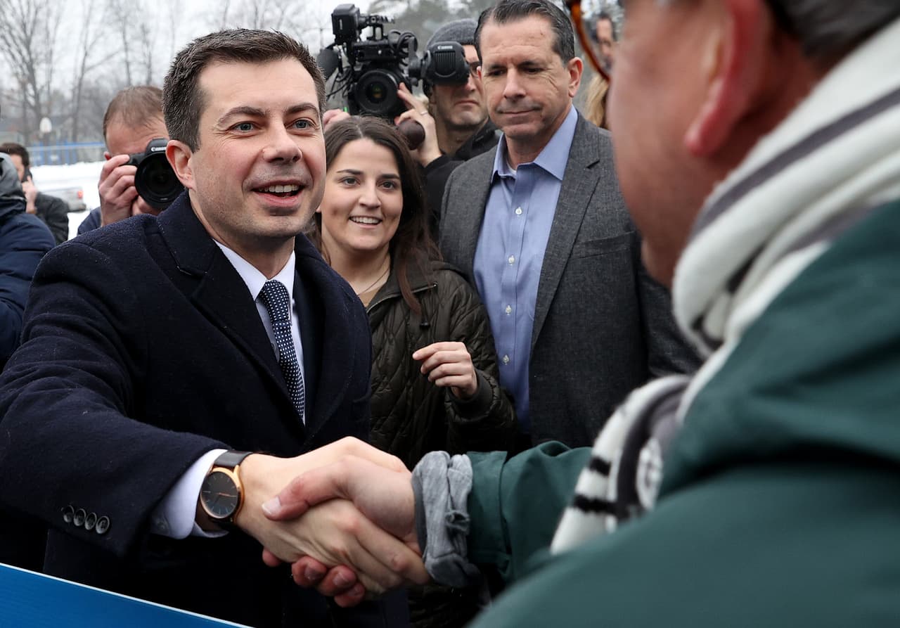 El exalcalde de South Bend, Indiana, Pete Buttigieg saluda a partidarios en Nashua, New Hampshire.