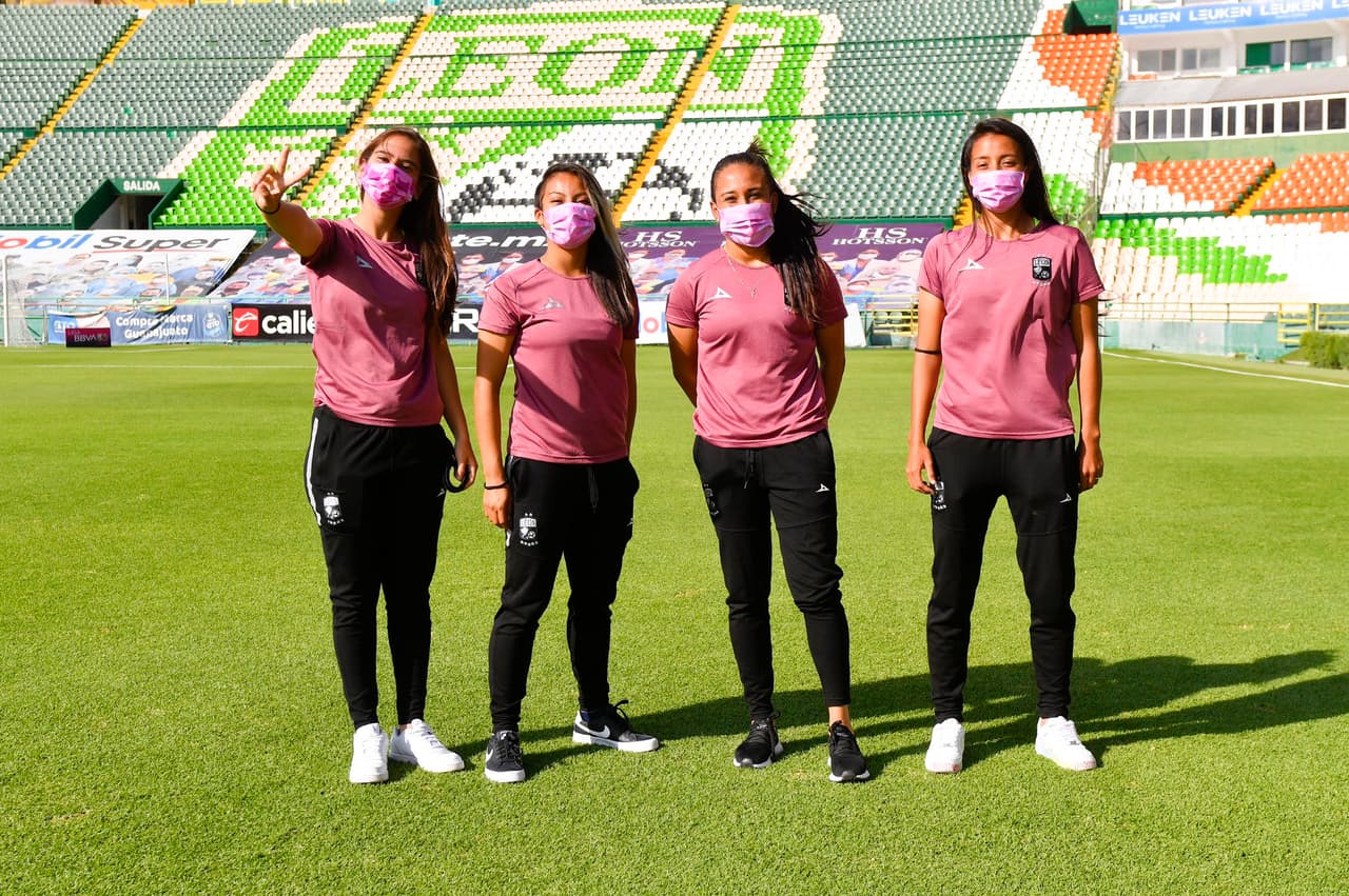 Chicas del León con cubrebocas previo a su partido.